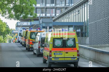 Krankenwagen, Notaufnahme, Erste Hilfe, Krankenhaus ´Benjamin Franklin`, Hindenburgdamm, Steglitz, Berlin, Deutschland Stock Photo